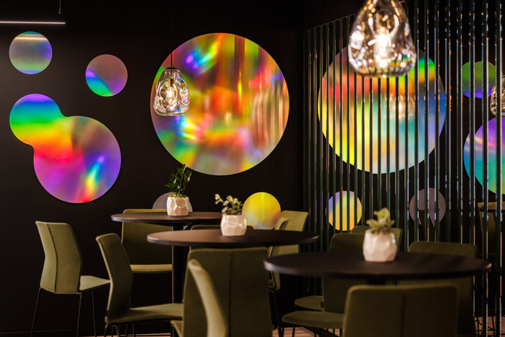 Aranżacja biura Ace of Space Wrocław Renoma - chromowane grafiki na ścianach