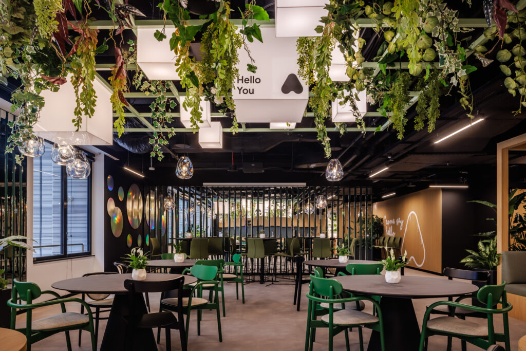Aranżacja biura Ace of Space Wrocław Renoma- zieleń w biurowej jadalni
