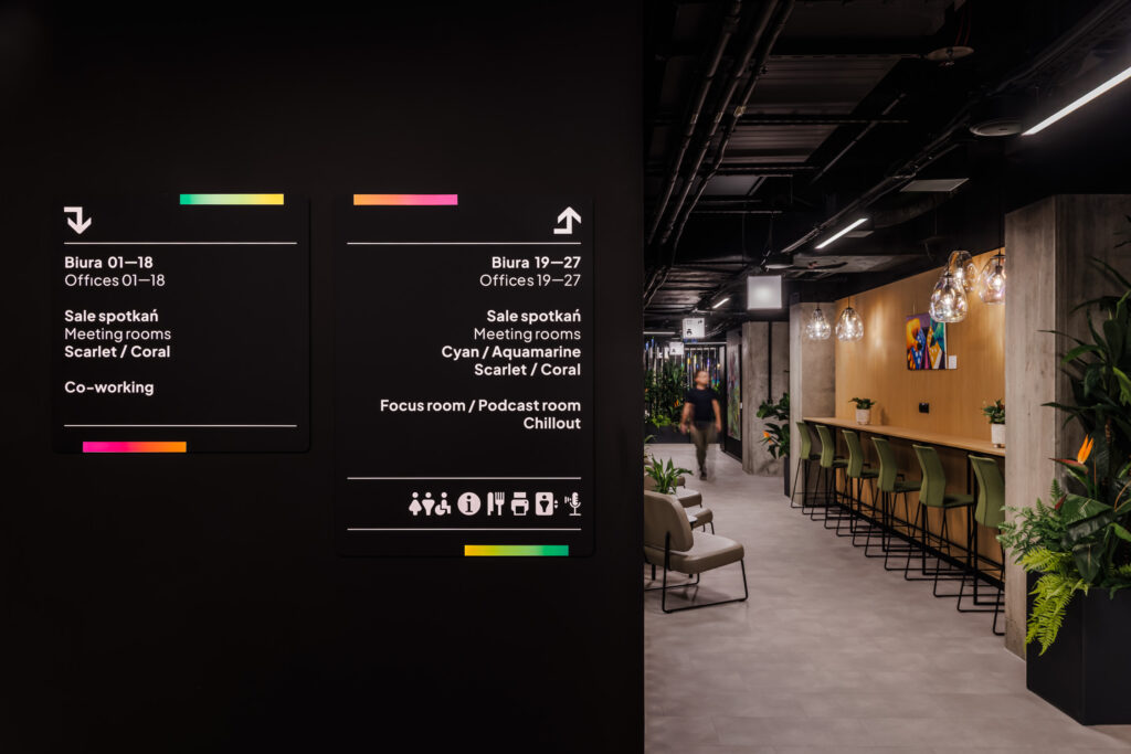 Aranżacja biura Ace of Space Wrocław Renoma- oznakowanie na czarnym tle