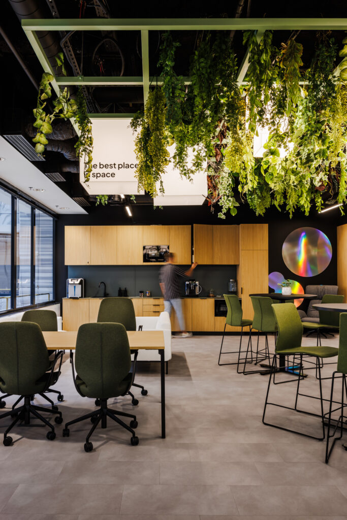 Aranżacja biura Ace of Space Wrocław Renoma- kuchnia i jadalnia