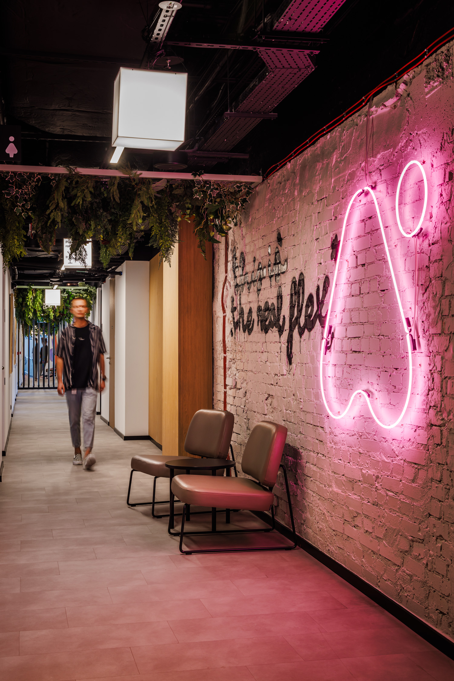 Aranżacja biura Ace of Space Wrocław Renoma- graffiti i neon