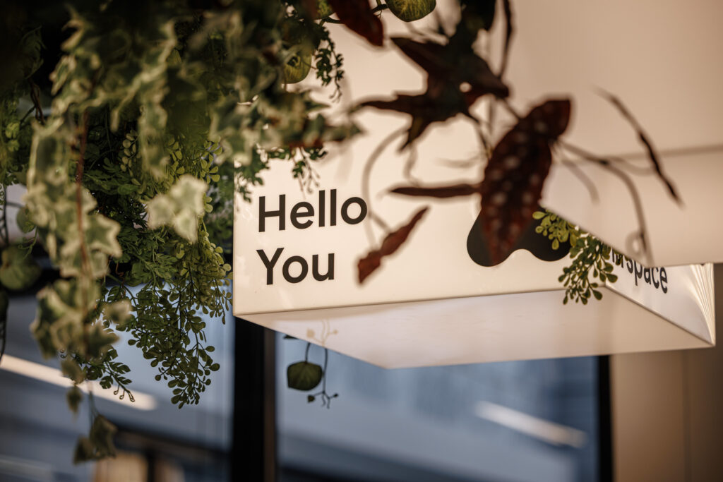 Aranżacja biura Ace of Space Wrocław Renoma - podwieszne oznakowanie w jadalni