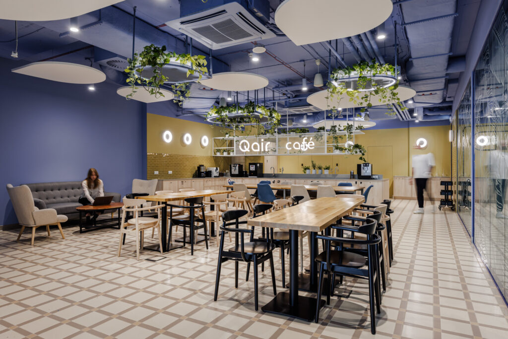 Aranżacja biura Qair - stołówka / jadalnia