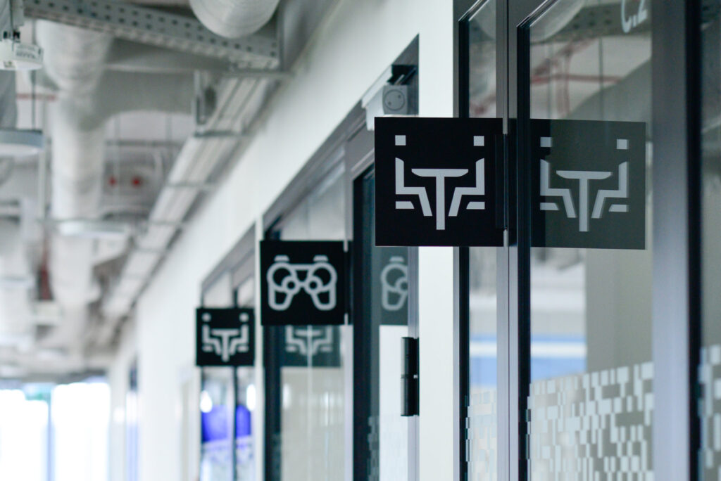 Realizacja systemu wayfinding dla marki Interia - projekt i wykonanie Space Wizard