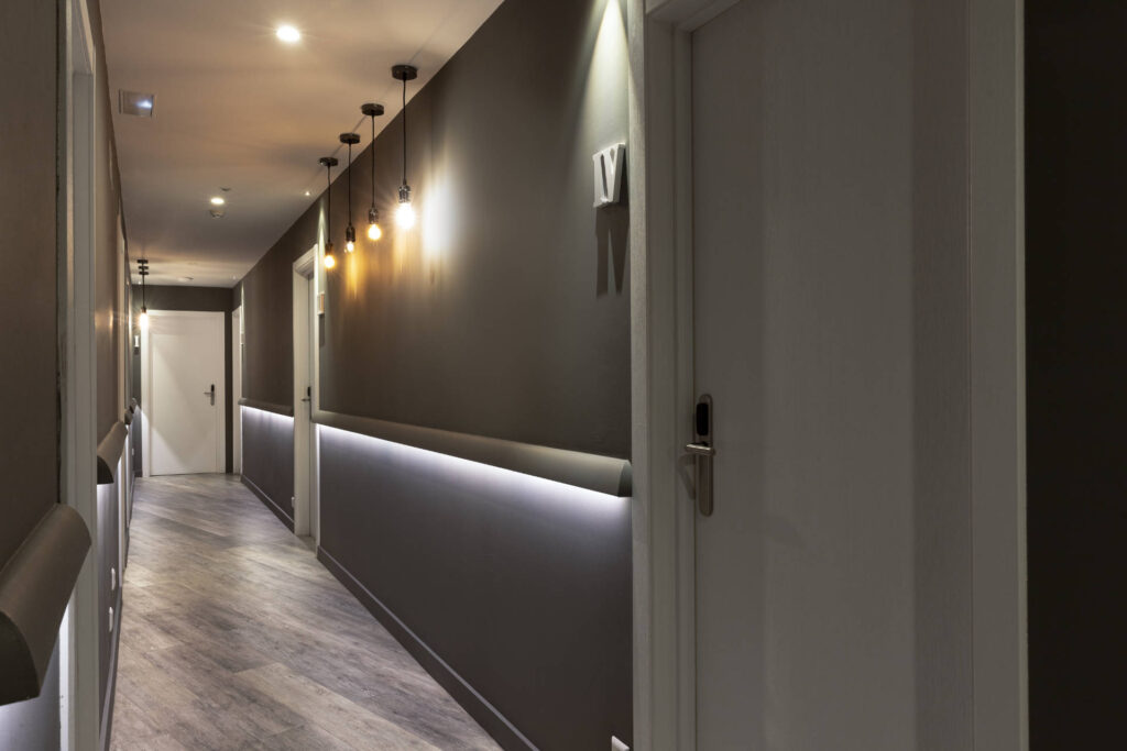 Oznakowanie pokoi w hotelu - wayfinding i singage dla HoReCa