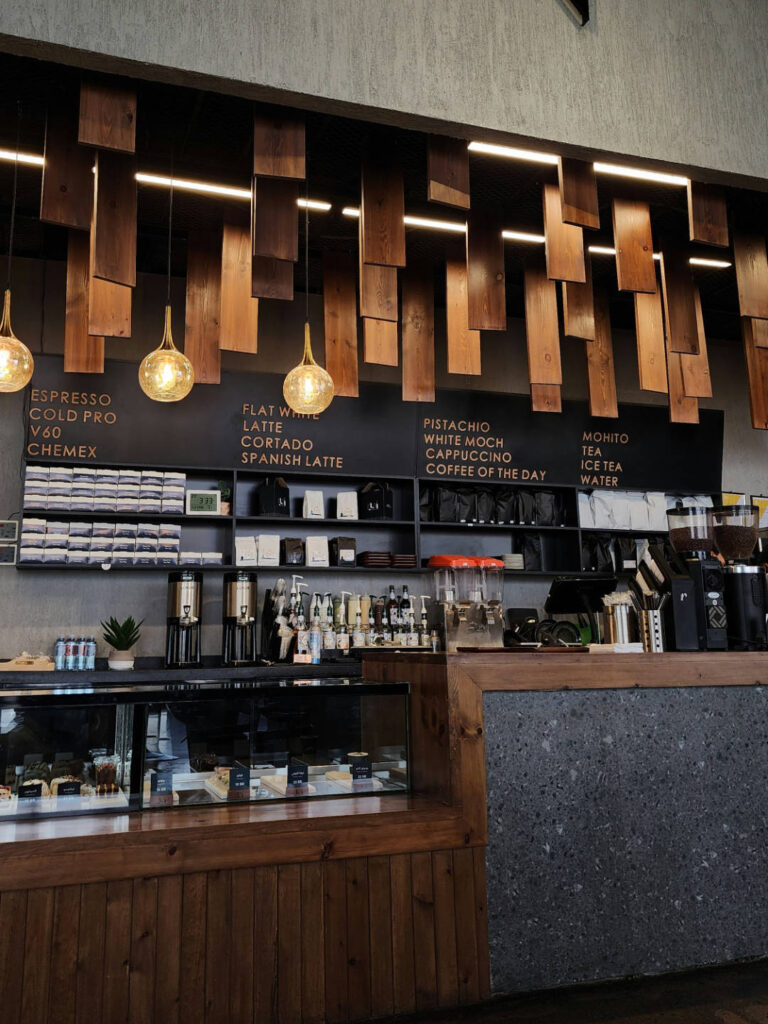 Oznakowanie w kawiarni - wayfinding i singage w HoReCa