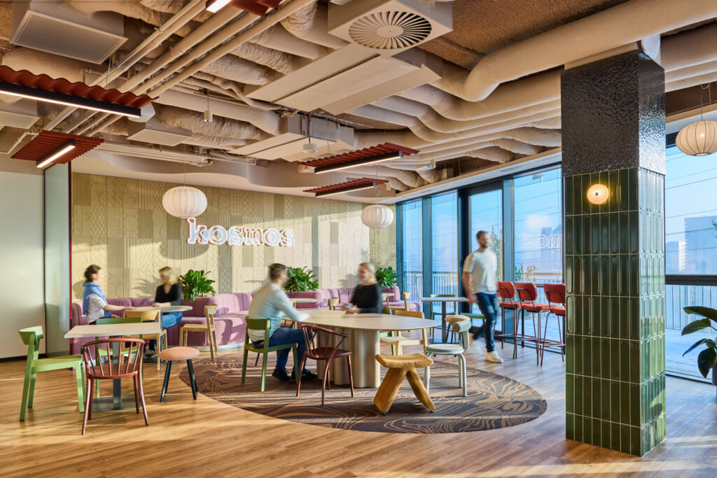 Wnętrze biura Sopra Steria w Katowicach - space branding i wayfinding zaprojektowany przez Space Wizard, inspirowany śląskim modernizmem
