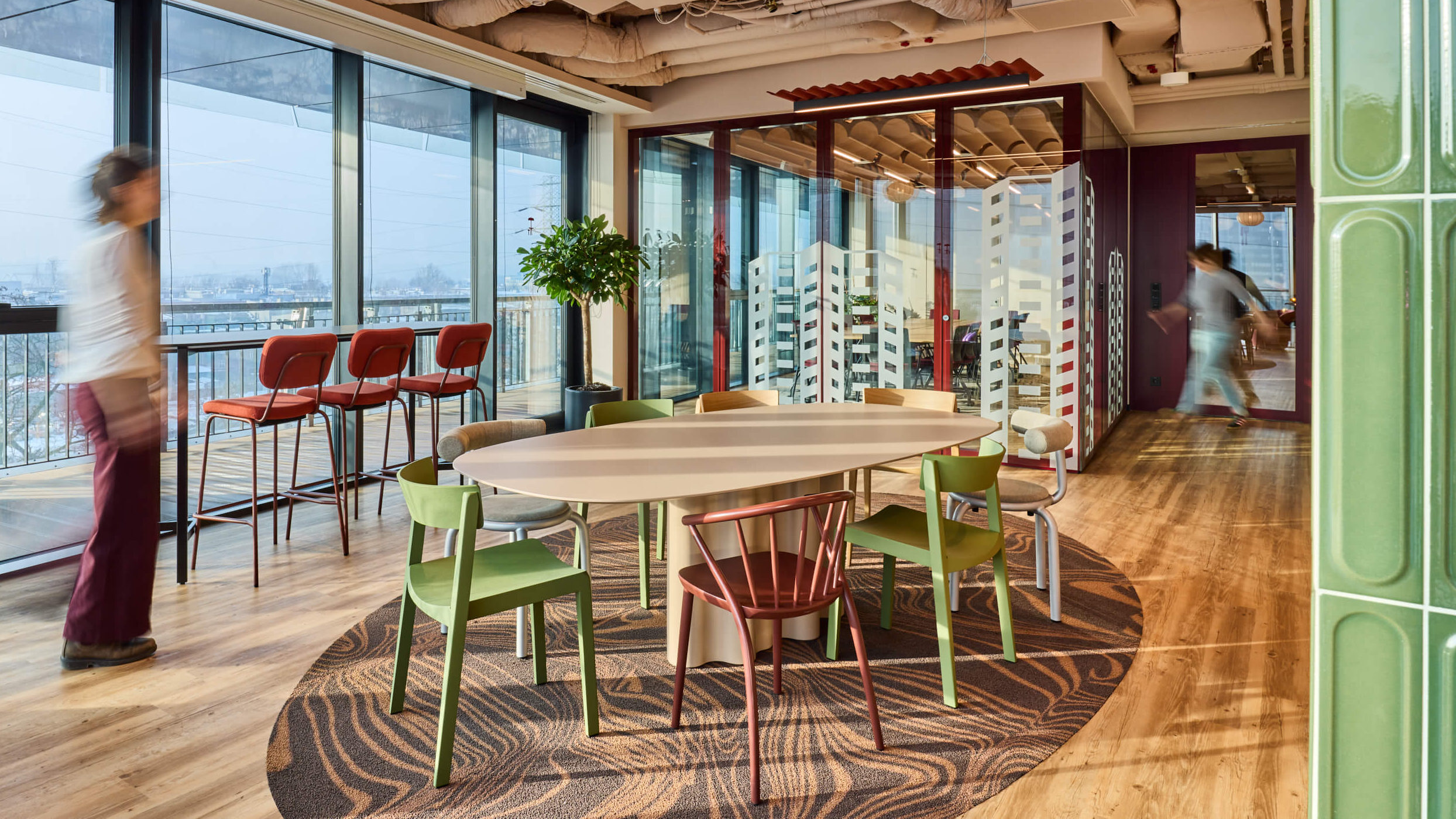 Wnętrze biura Sopra Steria w Katowicach - space branding i wayfinding zaprojektowany przez Space Wizard, inspirowany śląskim modernizmem