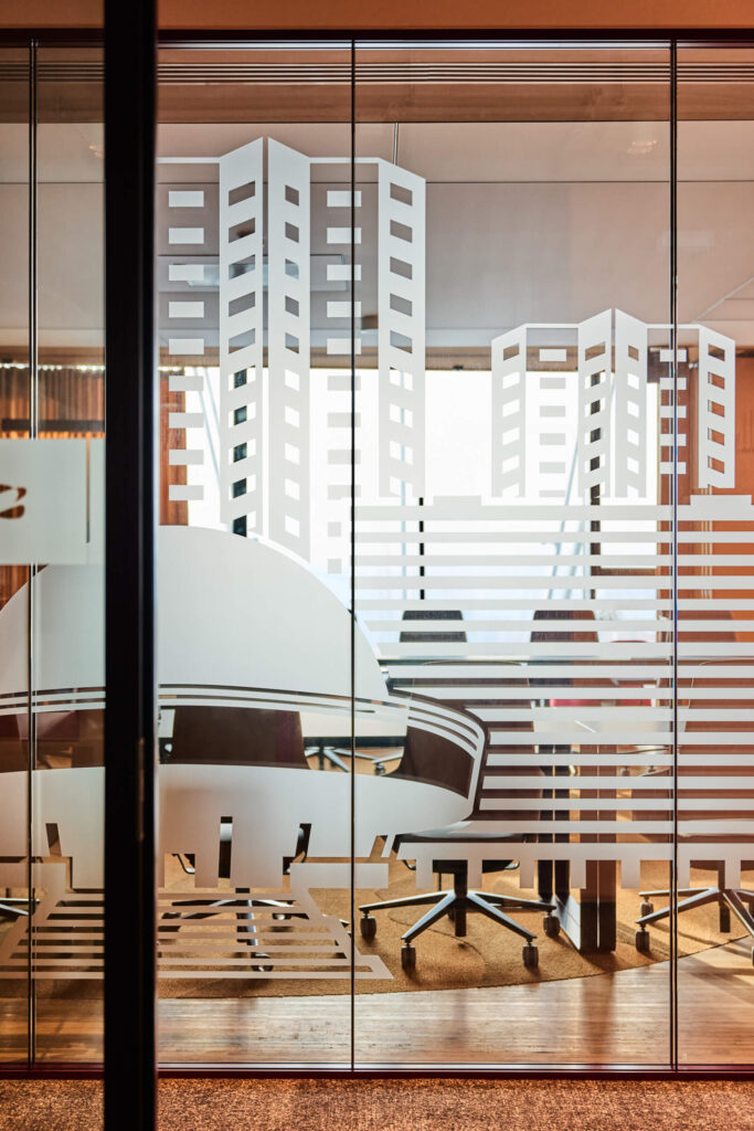 Wnętrze biura Sopra Steria w Katowicach - space branding i wayfinding zaprojektowany przez Space Wizard, inspirowany śląskim modernizmem