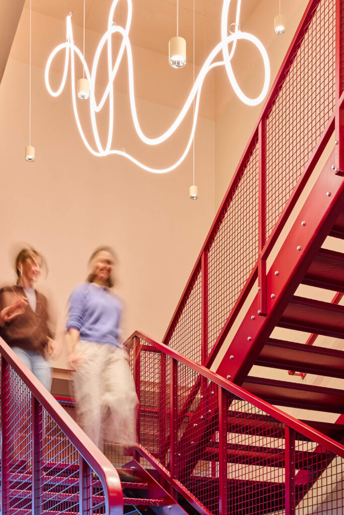 Wnętrze biura Sopra Steria w Katowicach - space branding i wayfinding zaprojektowany przez Space Wizard, inspirowany śląskim modernizmem