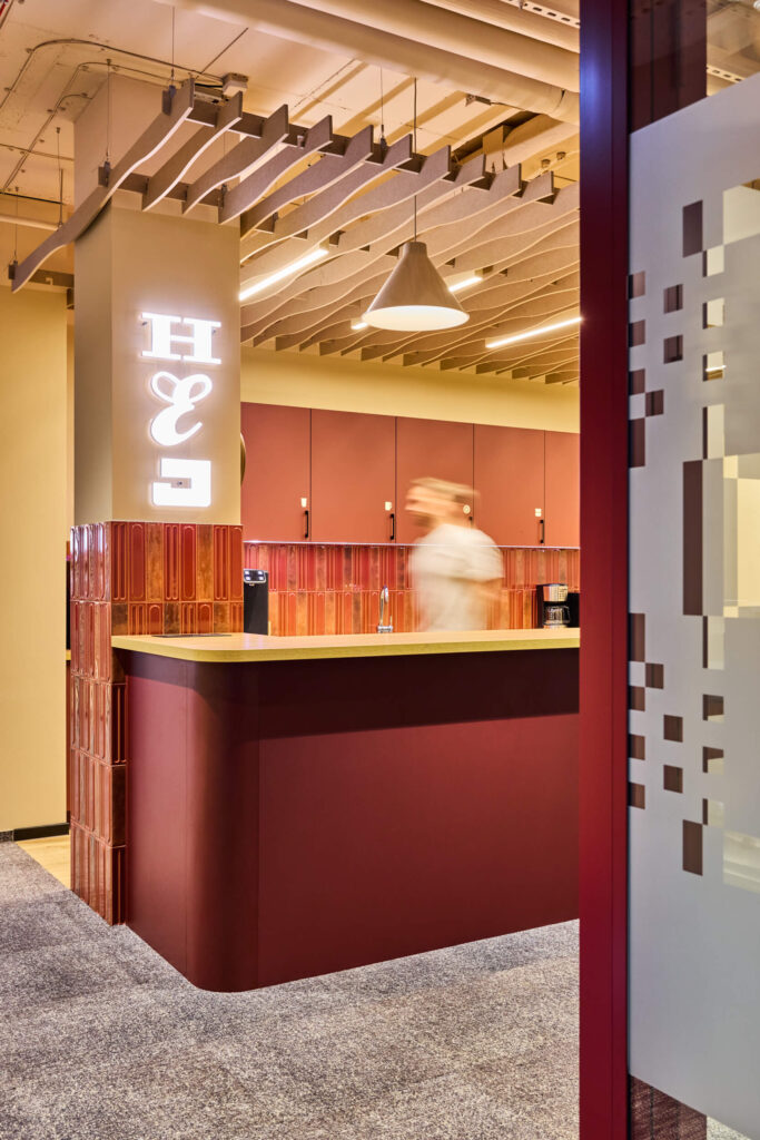 Wnętrze biura Sopra Steria w Katowicach - space branding i wayfinding zaprojektowany przez Space Wizard, inspirowany śląskim modernizmem