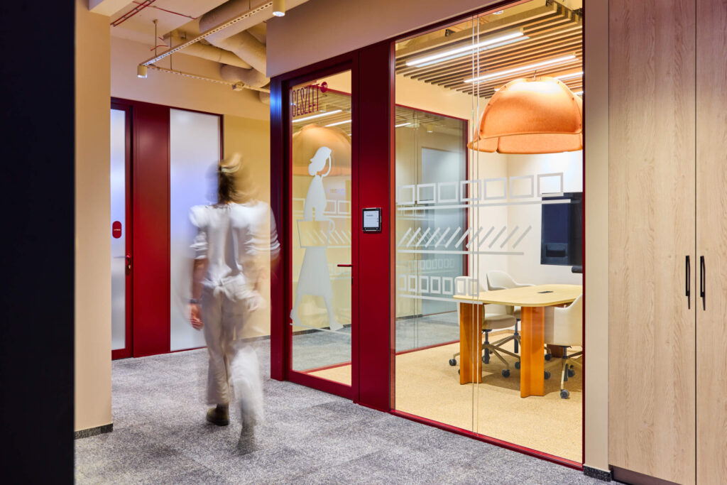 Wnętrze biura Sopra Steria w Katowicach - space branding i wayfinding zaprojektowany przez Space Wizard, inspirowany śląskim modernizmem