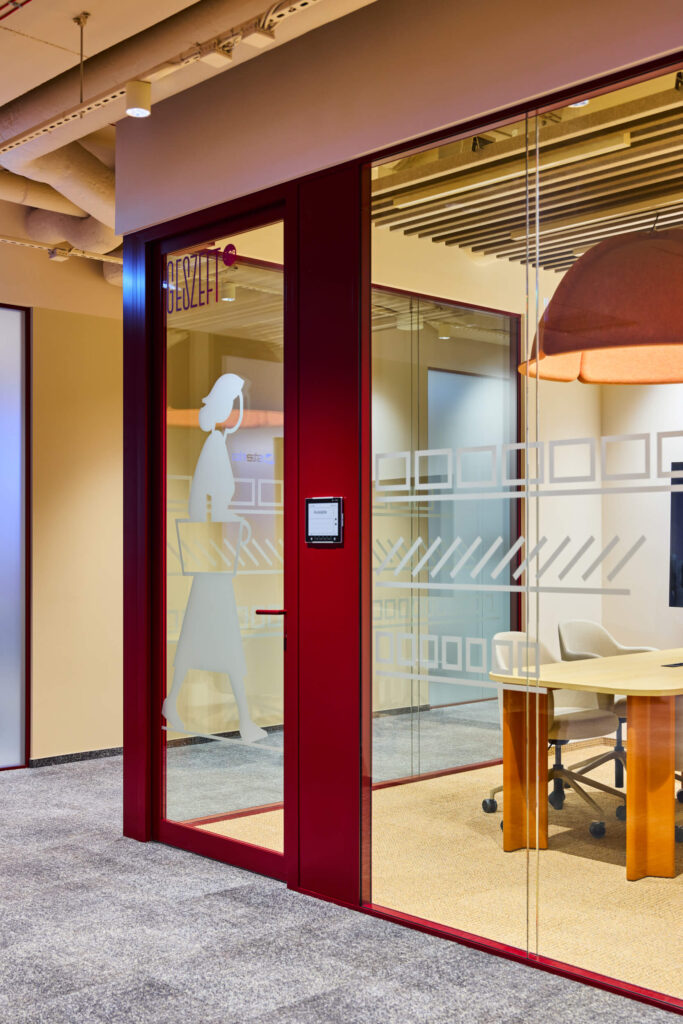 Wnętrze biura Sopra Steria w Katowicach - space branding i wayfinding zaprojektowany przez Space Wizard, inspirowany śląskim modernizmem