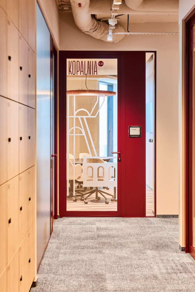 Wnętrze biura Sopra Steria w Katowicach - space branding i wayfinding zaprojektowany przez Space Wizard, inspirowany śląskim modernizmem