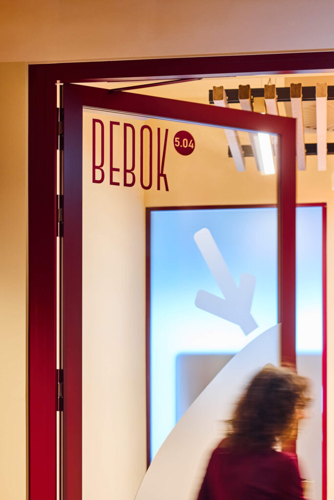 Wnętrze biura Sopra Steria w Katowicach - space branding i wayfinding zaprojektowany przez Space Wizard, inspirowany śląskim modernizmem