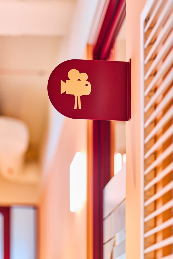 Wnętrze biura Sopra Steria w Katowicach - space branding i wayfinding zaprojektowany przez Space Wizard, inspirowany śląskim modernizmem