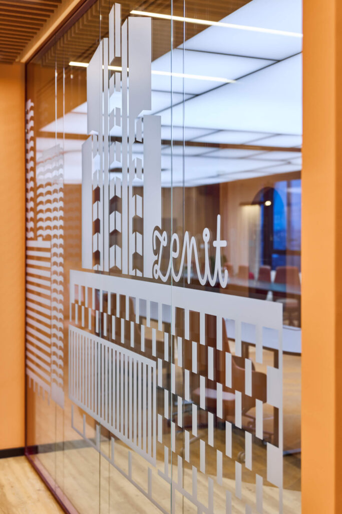 Wnętrze biura Sopra Steria w Katowicach - space branding i wayfinding zaprojektowany przez Space Wizard, inspirowany śląskim modernizmem