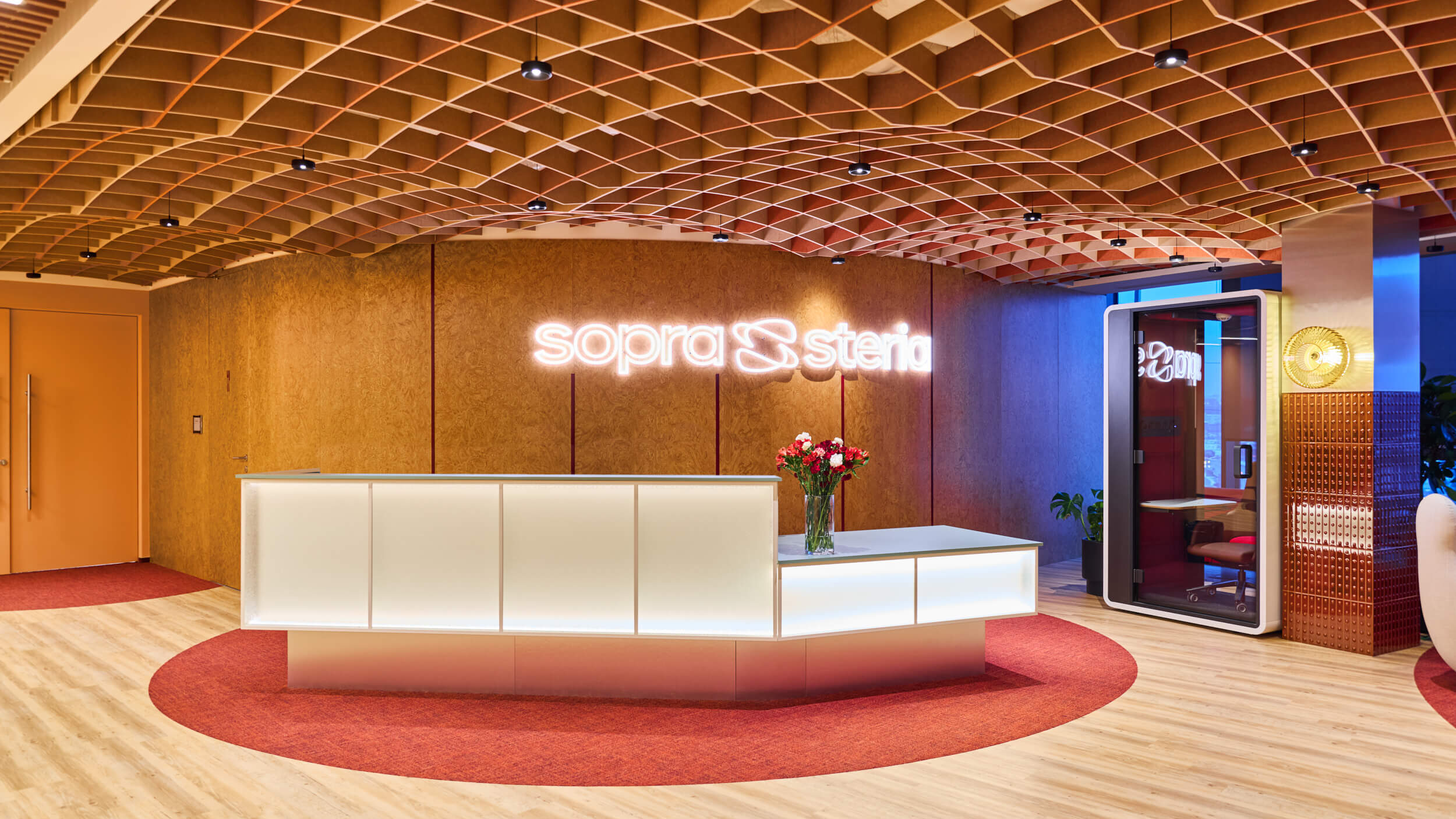 Wnętrze biura Sopra Steria w Katowicach - space branding i wayfinding zaprojektowany przez Space Wizard, inspirowany śląskim modernizmem