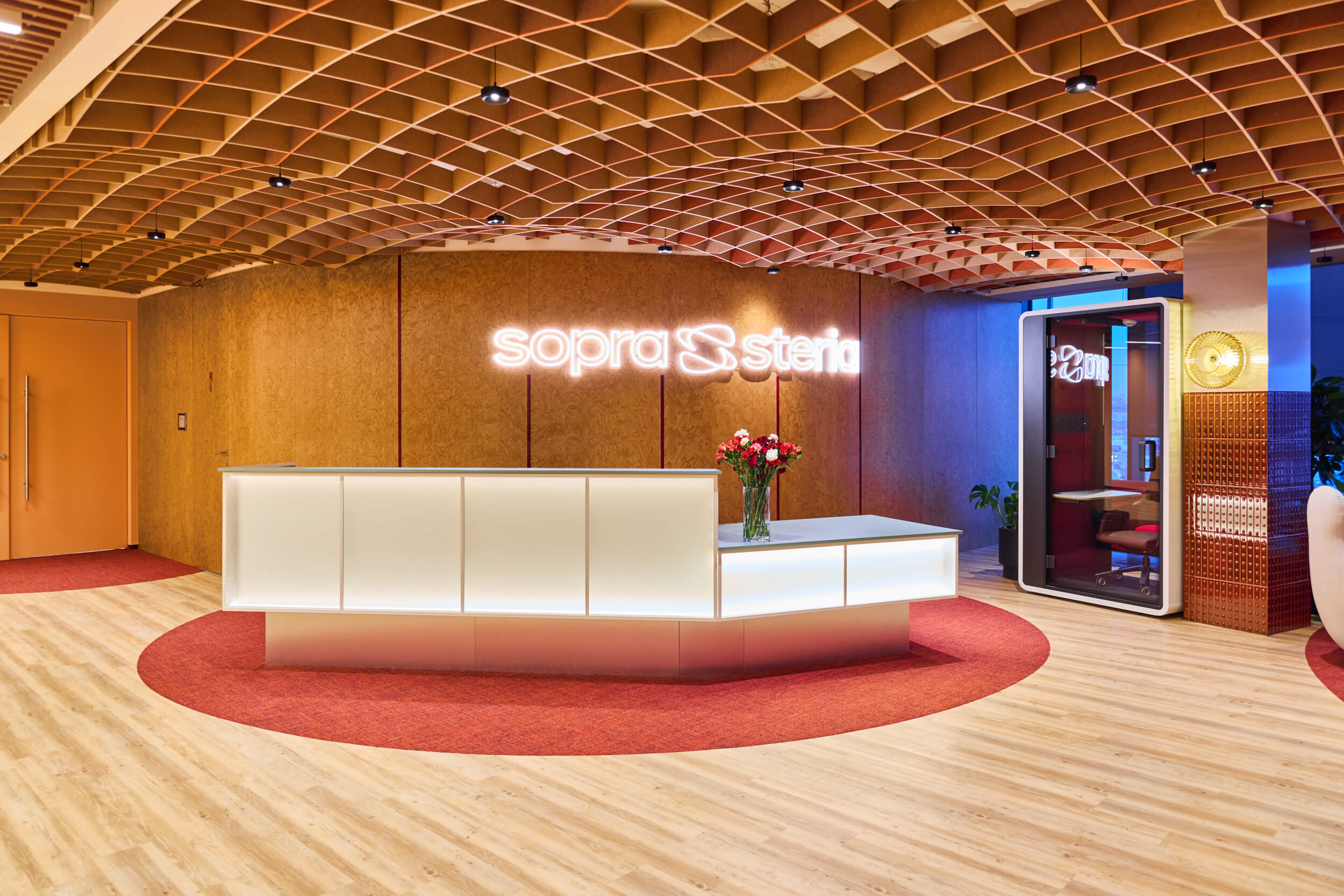 Wnętrze biura Sopra Steria w Katowicach - space branding i wayfinding zaprojektowany przez Space Wizard, inspirowany śląskim modernizmem