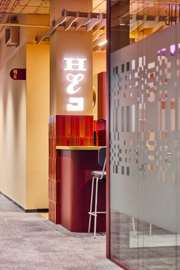 Wnętrze biura Sopra Steria w Katowicach - space branding i wayfinding zaprojektowany przez Space Wizard, inspirowany śląskim modernizmem