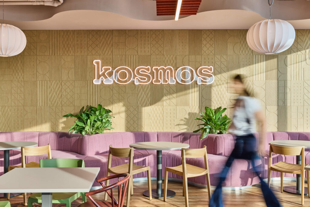 Wnętrze biura Sopra Steria w Katowicach - space branding i wayfinding zaprojektowany przez Space Wizard, inspirowany śląskim modernizmem
