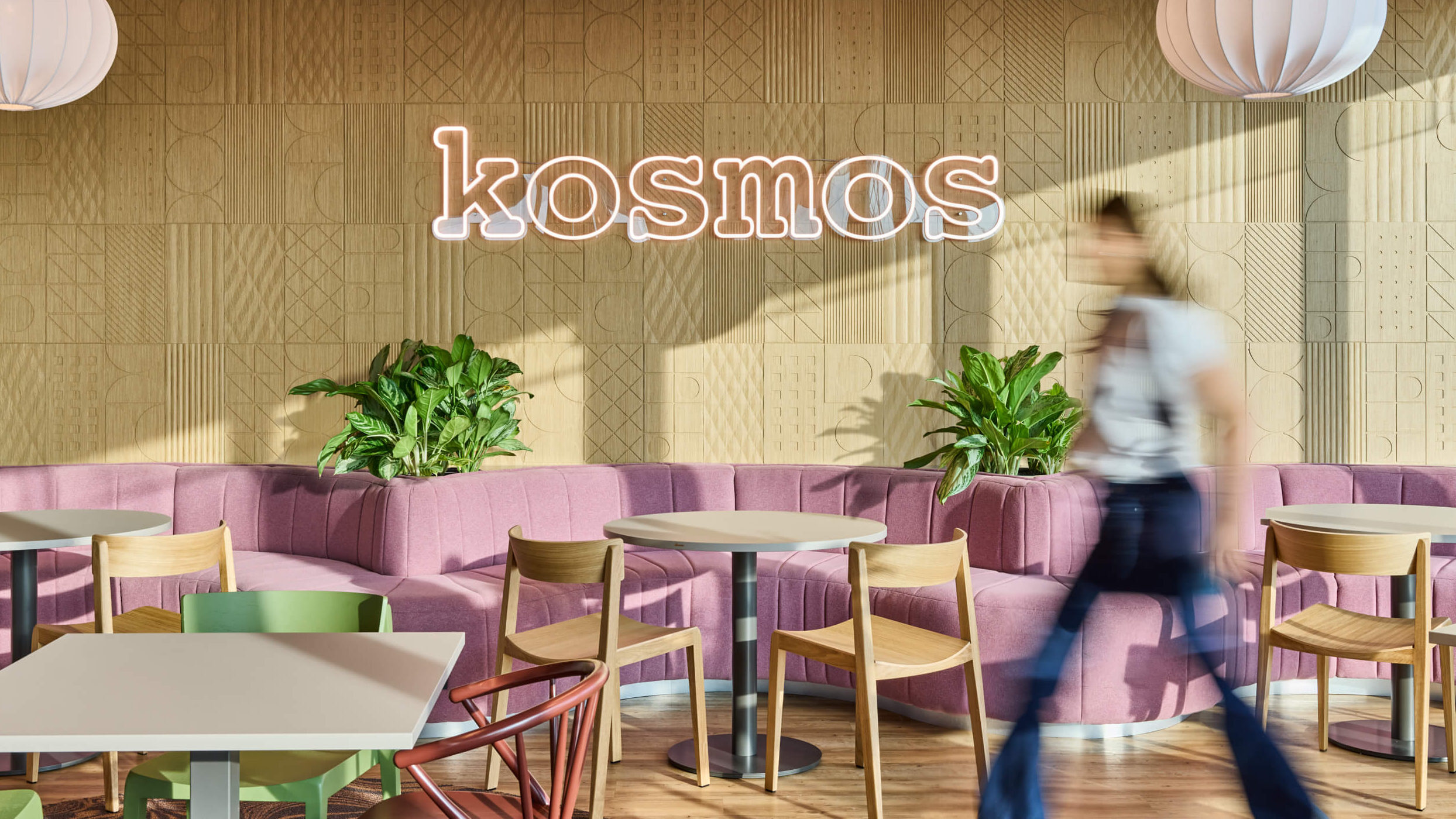 Wnętrze biura Sopra Steria w Katowicach - space branding i wayfinding zaprojektowany przez Space Wizard, inspirowany śląskim modernizmem
