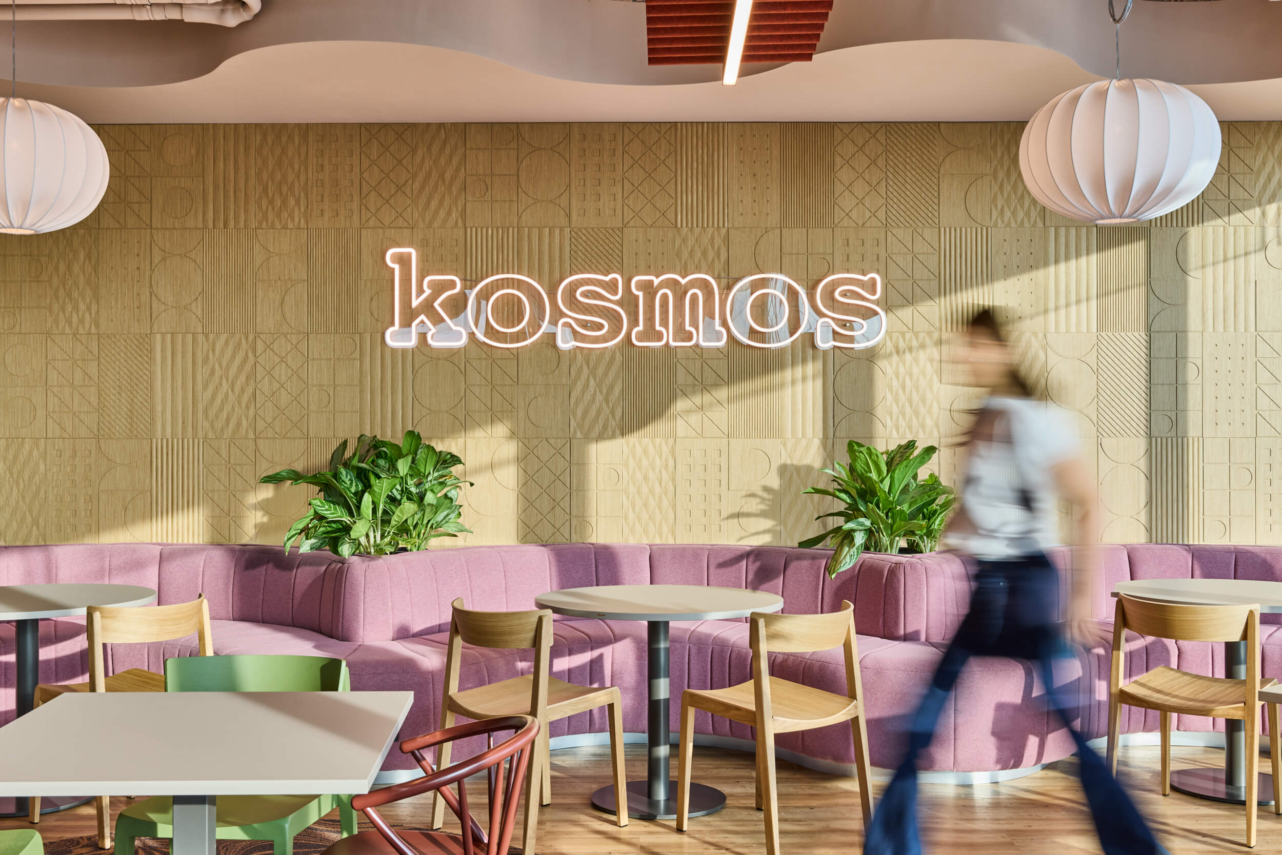 Wnętrze biura Sopra Steria w Katowicach - space branding i wayfinding zaprojektowany przez Space Wizard, inspirowany śląskim modernizmem
