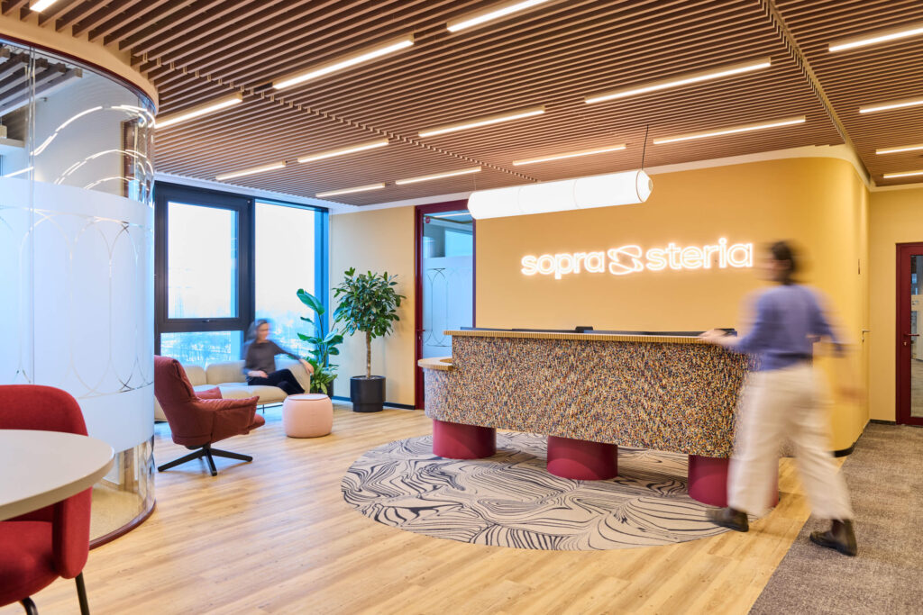 Wnętrze biura Sopra Steria w Katowicach - space branding i wayfinding zaprojektowany przez Space Wizard, inspirowany śląskim modernizmem