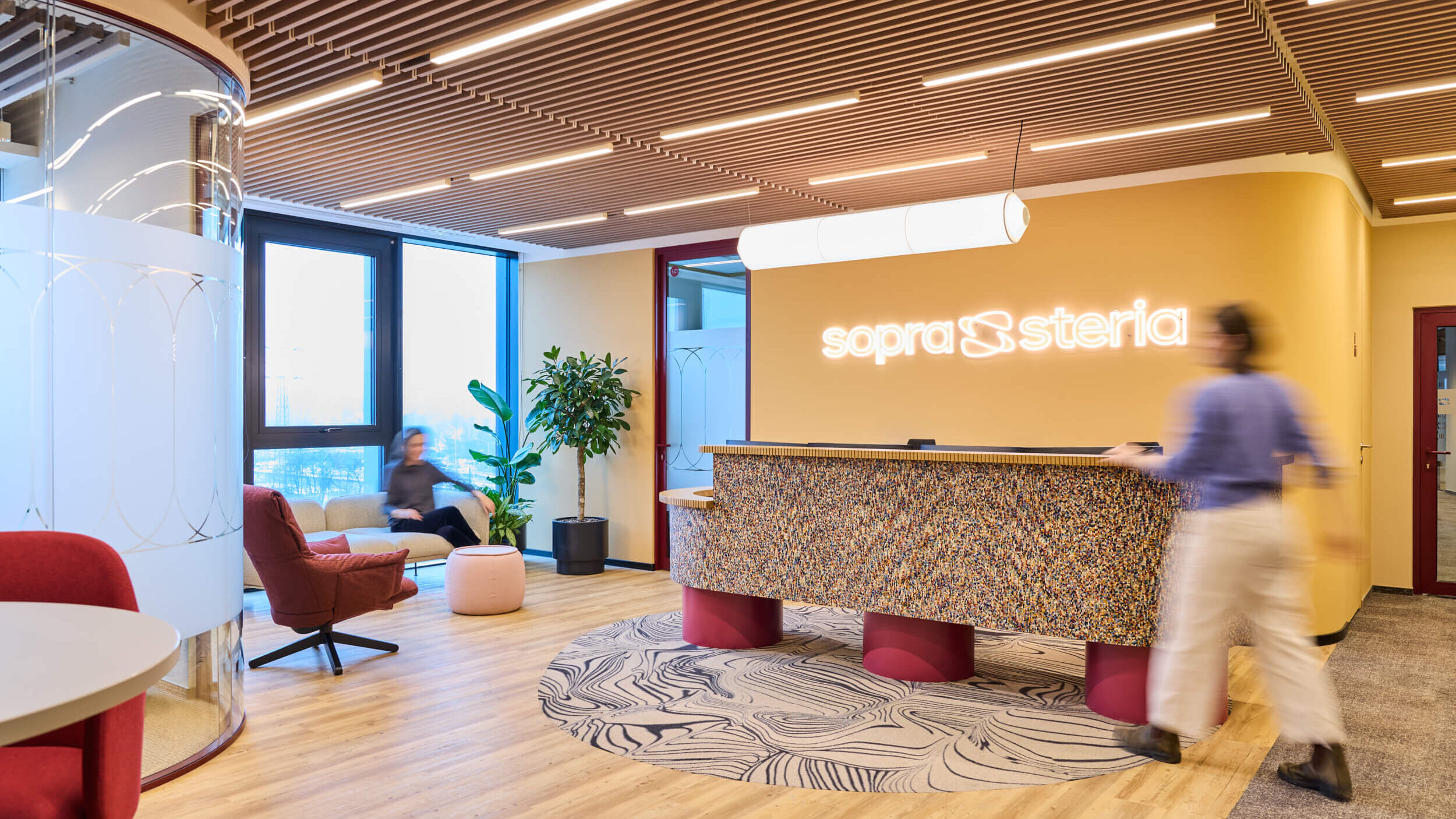 Wnętrze biura Sopra Steria w Katowicach - space branding i wayfinding zaprojektowany przez Space Wizard, inspirowany śląskim modernizmem