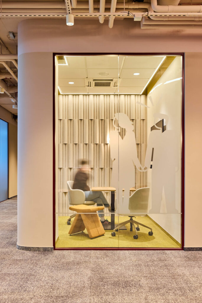 Wnętrze biura Sopra Steria w Katowicach - space branding i wayfinding zaprojektowany przez Space Wizard, inspirowany śląskim modernizmem
